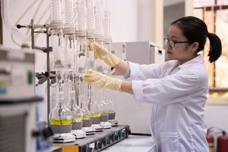 Hoạt động nghiên cứu tại Đại học Quốc gia Hà Nội. (Ảnh tư liệu)