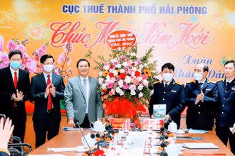 Chủ tịch UBND thành phố Hải Phòng biểu dương, động viên cán bộ, nhân viên Cục Thuế Hải Phòng về thành tích thu ngân sách nội địa năm 2021.
