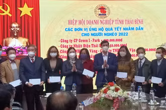 Hiệp hội Doanh nghiệp tỉnh Thái Bình trao hơn 1.000 suất quà Tết, tổng giá trị gần 500 triệu đồng cho 17 đơn vị trên địa bàn.