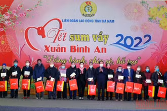 Phó Thủ tướng Lê Văn Thành tặng quà cho các hộ nghèo tỉnh Hà Nam.