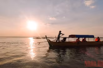 Khách nước ngoài thăm vịnh Cá heo trên sông Mekong, tỉnh Kratie, ngày đầu tiên năm mới 2022 (Ảnh: Nguyễn Hiệp)