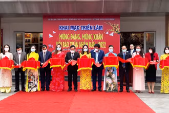 Các đại biểu cắt băng khai mạc triển lãm và hội báo xuân.