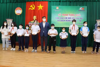 Đại diện nhà tài trợ trao quà cho các em mồ côi cha, mẹ tại TP Biên Hòa (Đồng Nai).