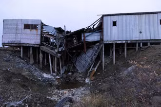 Một tòa nhà công nghiệp ở Cộng hòa Sakha (Yakutia), LB Nga bị phá hủy khi lớp băng vĩnh cửu dưới móng tòa nhà tan chảy. (Ảnh: Reuters)