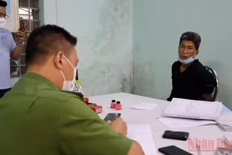 Lực lượng công an lấy lời khai đối tượng cầm đầu Bùi Việt Thắng. 