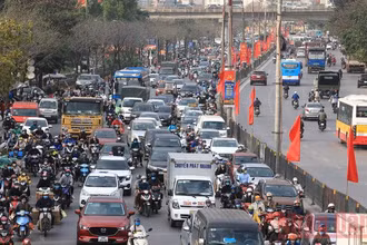 Rất đông phương tiện khiến cho ùn tắc tại khu vực cửa ngõ phía Nam Hà Nội bị ùn tắc (Ảnh: HOÀNG HIẾU)