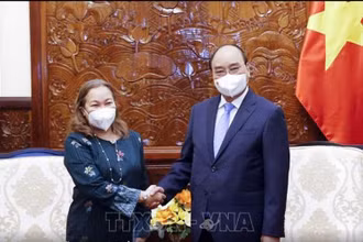 Chủ tịch nước Nguyễn Xuân Phúc tiếp Đại sứ Malaysia Dato Sharifah Norhana Syed Mustaffa. (Ảnh: TTXVN)
