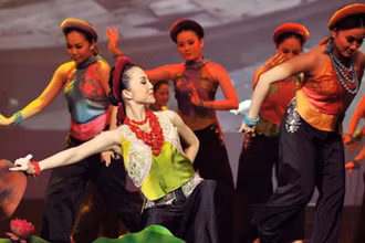Một tiết mục biểu diễn của Đoàn ca múa nhạc Bông Sen.