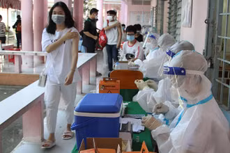 Học sinh Vĩnh Long tiêm vaccine đạt gần 100%. (Ảnh: BÁ DŨNG)