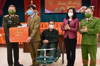 Bộ trưởng Công an Tô Lâm tặng quà Trung tâm điều dưỡng thương binh Thuận Thành và các thương, bệnh binh.
