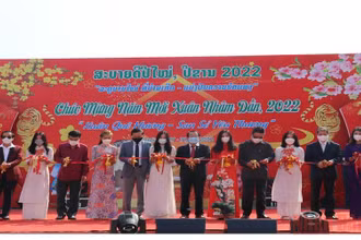 Lễ cắt băng khai mạc Hội chợ Xuân Nhâm Dần 2022 trong khuôn viên Trung tâm Văn hóa Việt Nam tại Lào ngày 27/1.