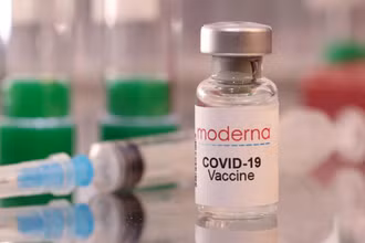 Vaccine ngừa Covid-19 của Moderna. Ảnh: Reuters.