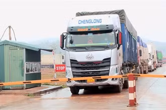 Hàng hóa thông quan tại cửa khẩu quốc tế Móng Cái. (Ảnh: TTXVN)