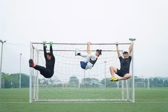 Ba diễn viên Hà Việt Dũng, Nhan Phúc Vinh và Tuấn Tú trong phim. (Ảnh: VFC)