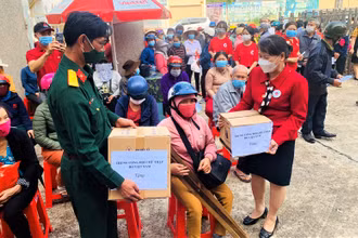 Hội Chữ thập đỏ tỉnh Đắk Lắk và Bộ Chỉ huy Quân sự tỉnh trao quà Tết cho người khuyết tật và lao động bị ảnh hưởng dịch Covid-19 có hoàn cảnh khó khăn.