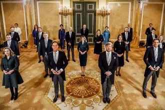 Nhà Vua Hà Lan Willem-Alexander (thứ 2, phải, hàng đầu) và Thủ tướng Mark Rutte (thứ 2, trái, hàng đầu) tại lễ tuyên thệ nhậm chức của Chính phủ mới ở The Hague, ngày 10/1/2022. (Ảnh: AFP/TTXVN)