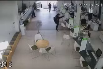 Hình ảnh tên cướp trong phòng giao dịch ngân hàng được camera ghi lại.