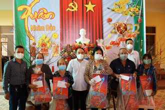 Đại diện Cơ quan Thường trực Báo Nhân Dân tại TP Cần Thơ tặng quà Tết tại huyện Châu Thành.