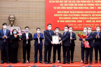 Chủ tịch UBND tỉnh Nghệ An trao Giấy chứng nhận đăng ký đầu tư cho nhà đầu tư. (Ảnh: Phạm Bằng)