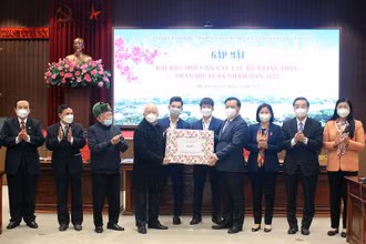 Bí thư Thành ủy Hà Nội Đinh Tiến Dũng tặng quà cho đại diện Câu lạc bộ Thăng Long.