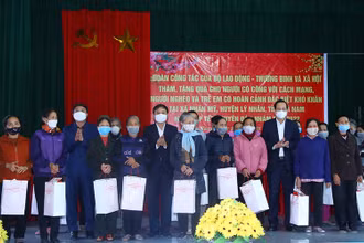 Bộ trưởng Đào Ngọc Dung, lãnh đạo tỉnh Hà Nam tặng quà gia đình chính sách, hộ nghèo tại chương trình. (Ảnh: Molisa)