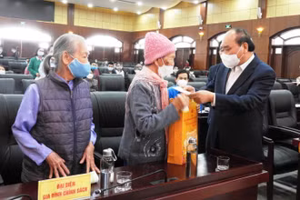 Chủ tịch nước Nguyễn Xuân Phúc tặng quà Tết cho các Mẹ Việt Nam Anh hùng tiêu biểu.