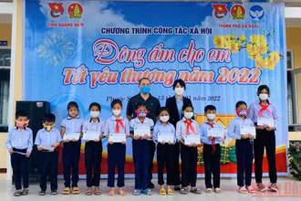 Tặng quà cho thiếu nhi khó khăn huyện Phước Sơn.