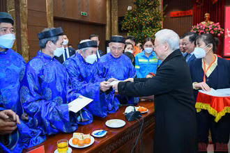 Tổng Bí thư Nguyễn Phú Trọng thăm, hỏi và chúc Tết các cụ cao tuổi. (Ảnh: Thành Đạt)