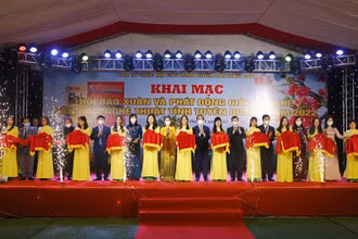 Các đại biểu cắt băng khai mạc Hội báo xuân Nhâm Dần 2022.
