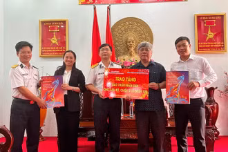 Đại diện Cơ quan Thường trực Báo Nhân Dân tại TP Hồ Chí Minh và đại diện Tổng Công ty Điện lực Miền Nam trao tặng báo Xuân Nhân Dân 2022 cho cán bộ, chiến sĩ Lữ đoàn 125 Hải quân.
