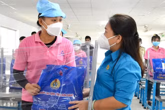 Chủ tịch Liên đoàn Lao động tỉnh Kiên Giang trao quà cho công đoàn viên là công nhân làm việc tại khu công nghiệp Thạnh Lộc, xã Thạnh Lộc, huyện Châu Thành (Kiên Giang). (Ảnh: Liên đoàn Lao động cung cấp)