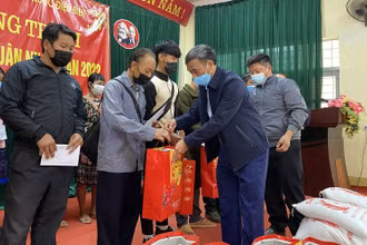 Ông Nguyễn Lệ Quế, Chủ tịch Hội đồng quản trị Công ty cổ phần cấp nước Điện Biên, trao quà Tết tặng hộ nghèo xã Nậm Tin, huyện Nậm Pồ.
