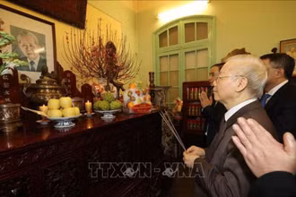 Tổng Bí thư Nguyễn Phú Trọng thắp hương tưởng niệm cố Tổng Bí thư Lê Duẩn. (Ảnh: TTXVN)