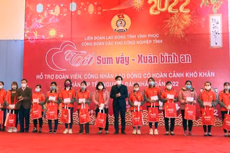 Lãnh đạo Liên đoàn Lao động tỉnh Vĩnh Phúc tặng quà cho người lao động.