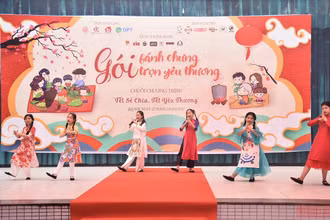 Tiết mục văn nghệ đầy không khí xuân của các em nhỏ Trường Tiểu học Chu Văn An. (Ảnh: Minh Duy)