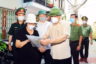 Bí thư Thành ủy Hà Nội Đinh Tiến Dũng kiểm tra công tác phòng, chống Covid-19 tại quận Đống Đa. (Ảnh: QUỐC TOẢN)