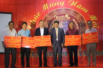 Trao quà Tết động viên bà con đón Xuân thêm ấm áp.