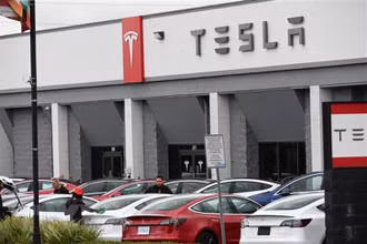 Một cửa hàng của Tesla tại Burbank, California, Mỹ. (Ảnh: AFP/TTXVN)