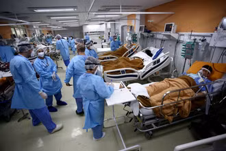 Nhân viên y tế chăm sóc người bệnh trong phòng cấp cứu tại Bệnh viện Nossa Senhora da Conceicao của Brazil. (Ảnh: Reuters)
