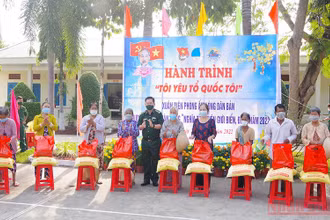 Tặng quà cho người nghèo khu vực biên giới biển huyện Trần Đề.
