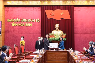 Đồng chí Trương Thị Mai tặng quà cho Đảng bộ và nhân dân các dân tộc tỉnh Hòa Bình.