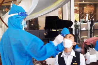 Lấy mẫu của nhân viên cơ sở kinh doanh lưu trú ở Thanh Hóa tầm soát Covid-19.