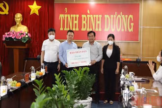 Tổng Biên tập Báo Nhân Dân Lê Quốc Minh trao 200 triệu đồng của Báo Nhân Dân ủng hộ tỉnh Bình Dương phòng, chống dịch bệnh Covid-19.