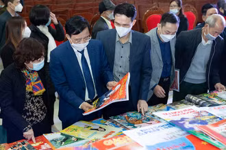 Các đồng chí lãnh đạo Tỉnh Hà Nam và nhân dân tham quan trưng bày báo Tết, báo Xuân năm 2022.