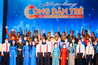 Các công dân trẻ tiêu biểu TP Hồ Chí Minh 2021 chụp hình lưu niệm cùng các lãnh đạo.