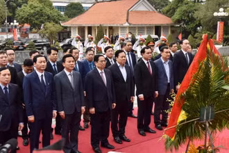 Thủ tướng thắp hương tại Khu tưởng niệm Chủ tịch Hồ Chí Minh. (Ảnh: Trần Hải)