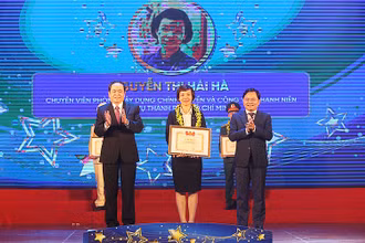 Các đồng chí Trần Thanh Mẫn, Nguyễn Anh Tuấn trao danh hiệu “Cán bộ, công chức, viên chức trẻ giỏi” năm 2021 tặng các cá nhân tiêu biểu, xuất sắc.