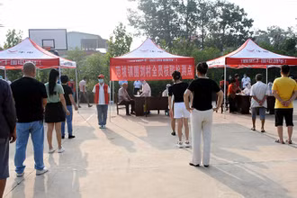 Xét nghiệm Covid-19 tại thị trấn Phạm Ba, thành phố Vũ Châu. (Ảnh: sohu.com)