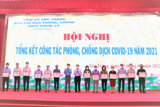 Tặng Bằng khen của UBND tỉnh Sóc Trăng cho các tập thể, cá nhân có thành tích xuất sắc trong công tác phòng, chống Covid-19.