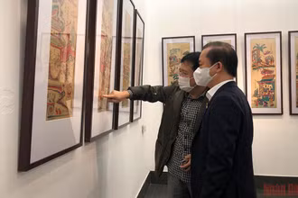 PGS. TS Bùi Hoài Sơn và NSND Vương Duy Biên xem tranh tại triển lãm.